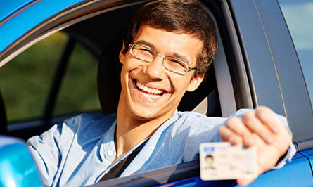 Autoescuela Portugal conductor mostrando carnet de conducción